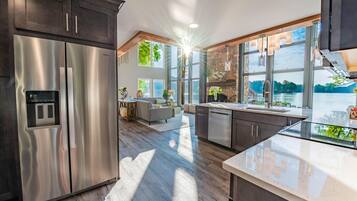 Huis, Meerdere bedden (Lakeside Story) | Privékeuken | Een kookplaat, een broodrooster, een kinderstoel, een blender