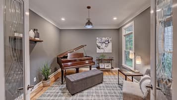 House, Multiple Beds (Hidden Harbor) | Interior