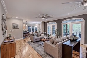 Ferienhaus, Mehrere Betten (Hidden Harbor) | Wohnbereich | 50-Zoll-Fernseher mit Kabelempfang, Netflix, Streaming-Dienste