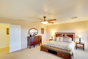 4 Schlafzimmer, Schreibtisch, Bügeleisen/Bügelbrett, Reisekinderbett