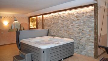 Sauna, hot tub, steam room