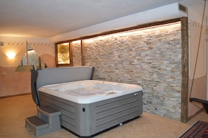 Sauna, hot tub, steam room