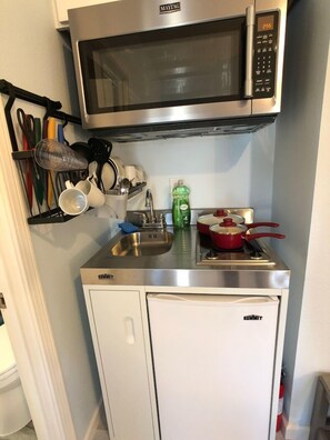 Jääkaappi, mikroaaltouuni, kahvin-/teenkeitin