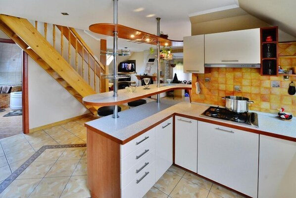 Fridge, microwave, oven, stovetop