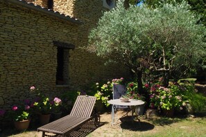 Outdoor dining - Stone House near Châteauneuf-du-Pape Vineyards (Bédarrides)