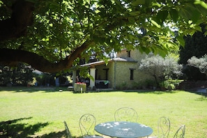 Outdoor dining - Stone House near Châteauneuf-du-Pape Vineyards (Bédarrides)