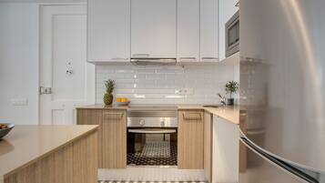 Een koelkast/vriezer, een magnetron, een kookplaat, een waterkoker