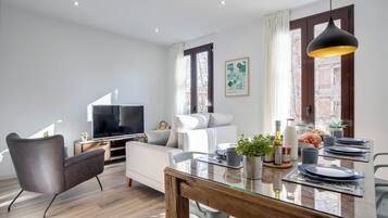 Deluxe appartement, 3 slaapkamers, uitzicht op stad | Woonruimte | Een smart-tv, Netflix en streamingdiensten