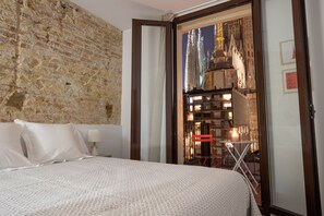 Premium bedding, down duvets, memory-foam beds, individually decorated - LUCASLAND (Barcelona)