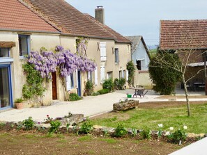 Exterior - Farmhouse in Talon with Scenic Views (Talon)