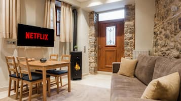 ファミリー スタジオ | リビングルーム | 40 インチの薄型テレビ (デジタル放送視聴可)、スマートテレビ、Netflix