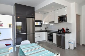 Fridge, microwave, oven, stovetop - Modern apartment with solarium (Pilar de la Horadada)