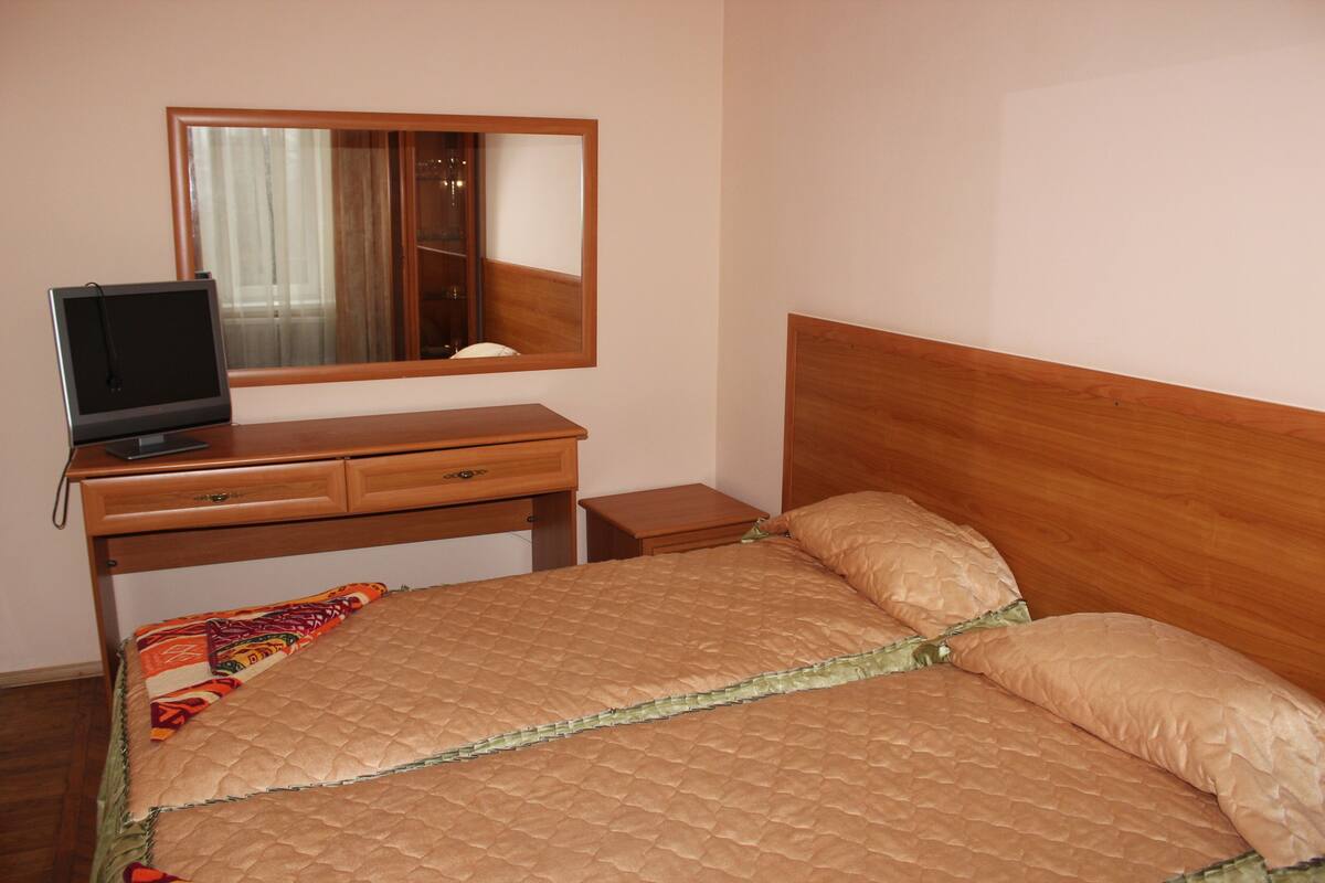 1 bedroom, hypo-allergenic bedding, desk, laptop workspace