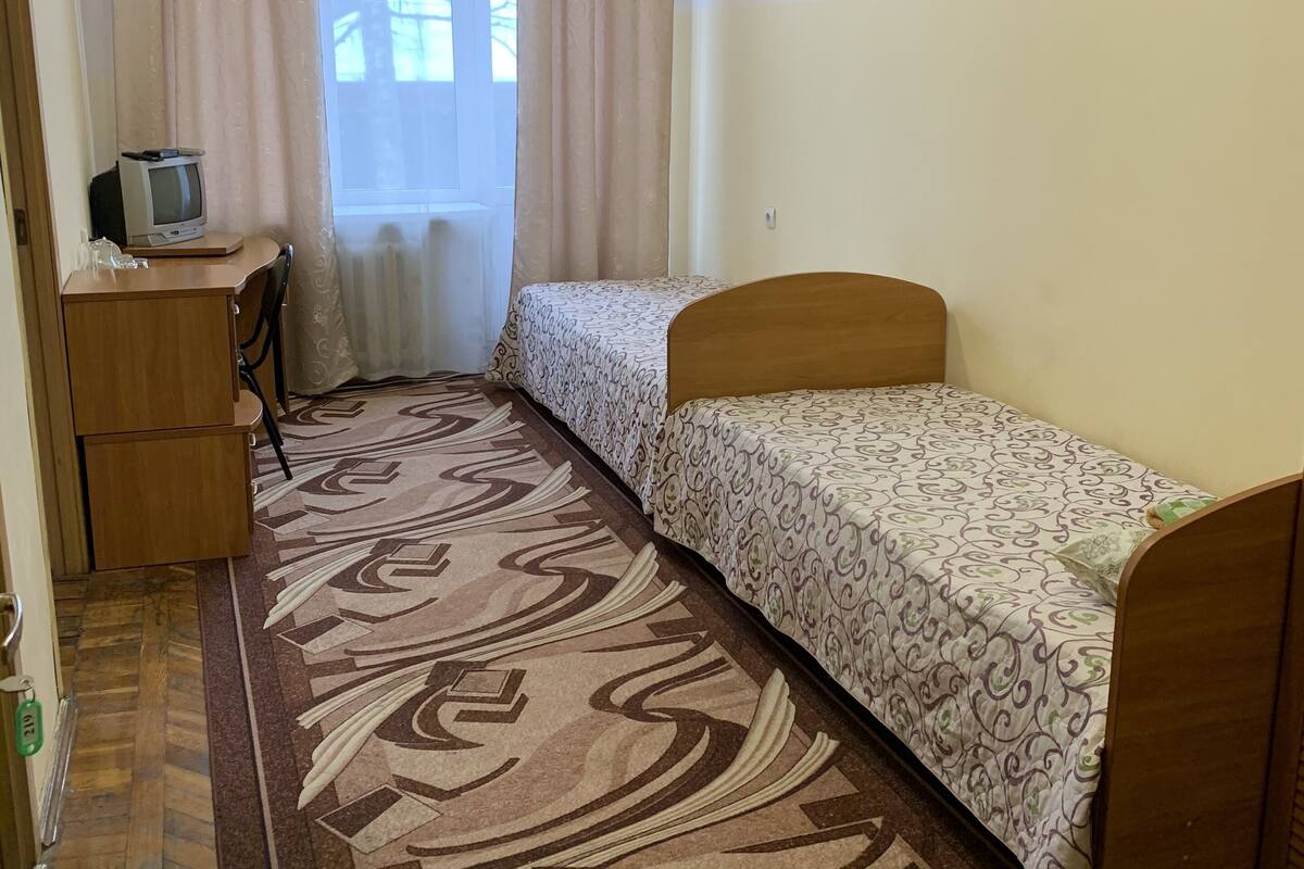 1 bedroom, hypo-allergenic bedding, desk, laptop workspace