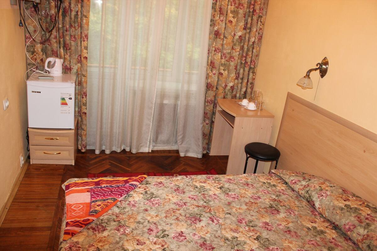 1 bedroom, hypo-allergenic bedding, desk, laptop workspace