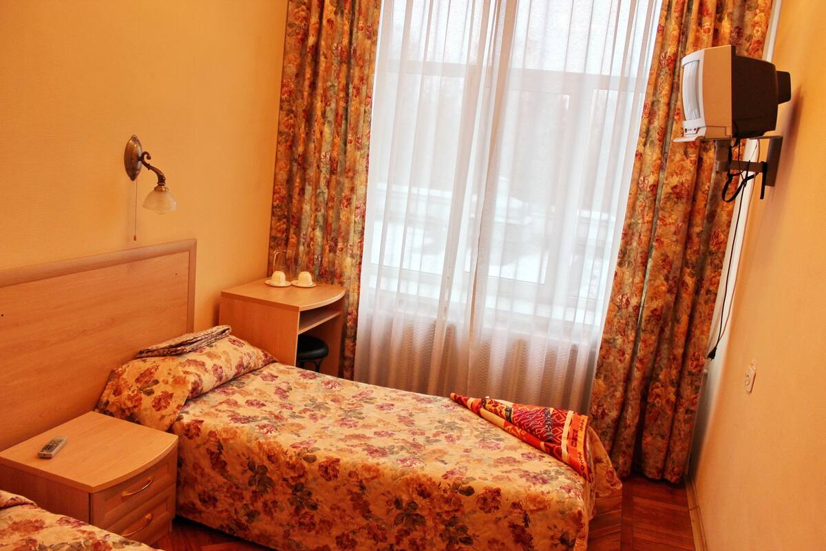 1 bedroom, hypo-allergenic bedding, desk, laptop workspace