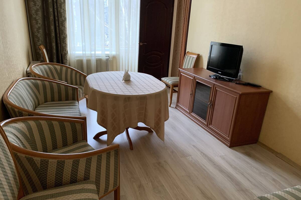 1 bedroom, hypo-allergenic bedding, desk, laptop workspace