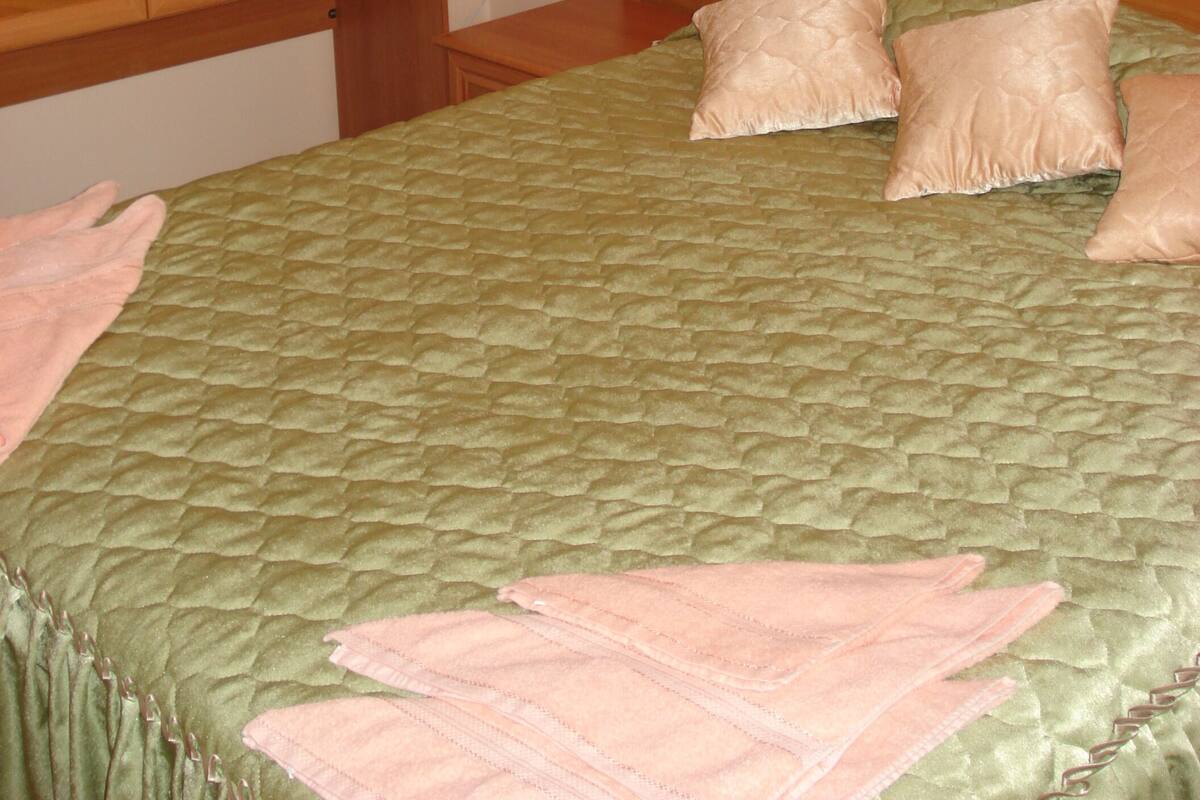 1 bedroom, hypo-allergenic bedding, desk, laptop workspace