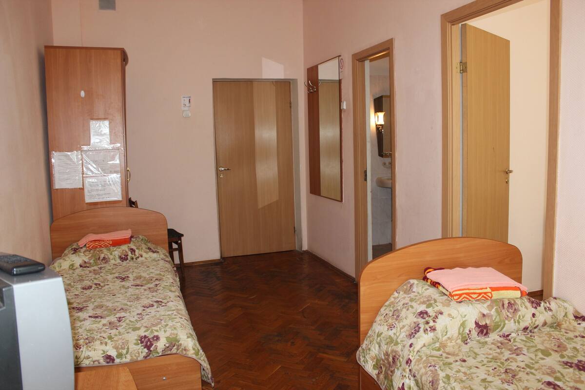1 bedroom, hypo-allergenic bedding, desk, laptop workspace