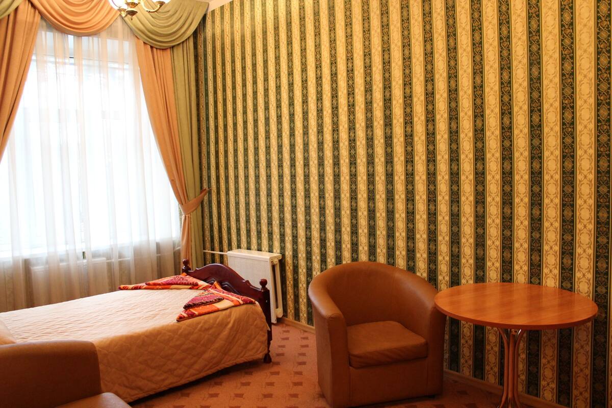 1 bedroom, hypo-allergenic bedding, desk, laptop workspace
