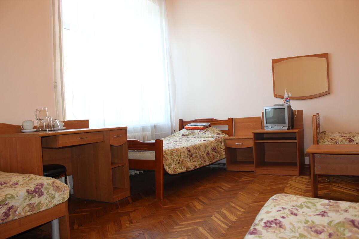 1 bedroom, hypo-allergenic bedding, desk, laptop workspace