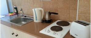 Fridge, stovetop, coffee/tea maker, electric kettle - St. Lazaros House (Larnaca)