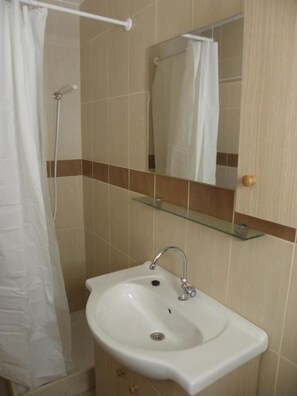 Twin Room | Bathroom shower - St. Lazaros House (Larnaca)