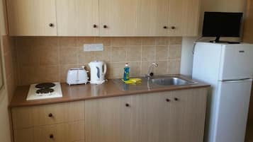 Estudio | Cocina privada | Refrigerador, parrilla de estufa, cafetera y tetera y tetera eléctrica
