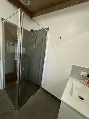 Baignoire, séchoir à cheveux, serviettes fournies, papier de toilette