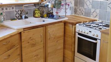 Fridge, oven, stovetop, coffee/tea maker