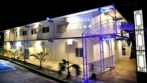 Et hotel med flere etager og et skilt med teksten "HILL".