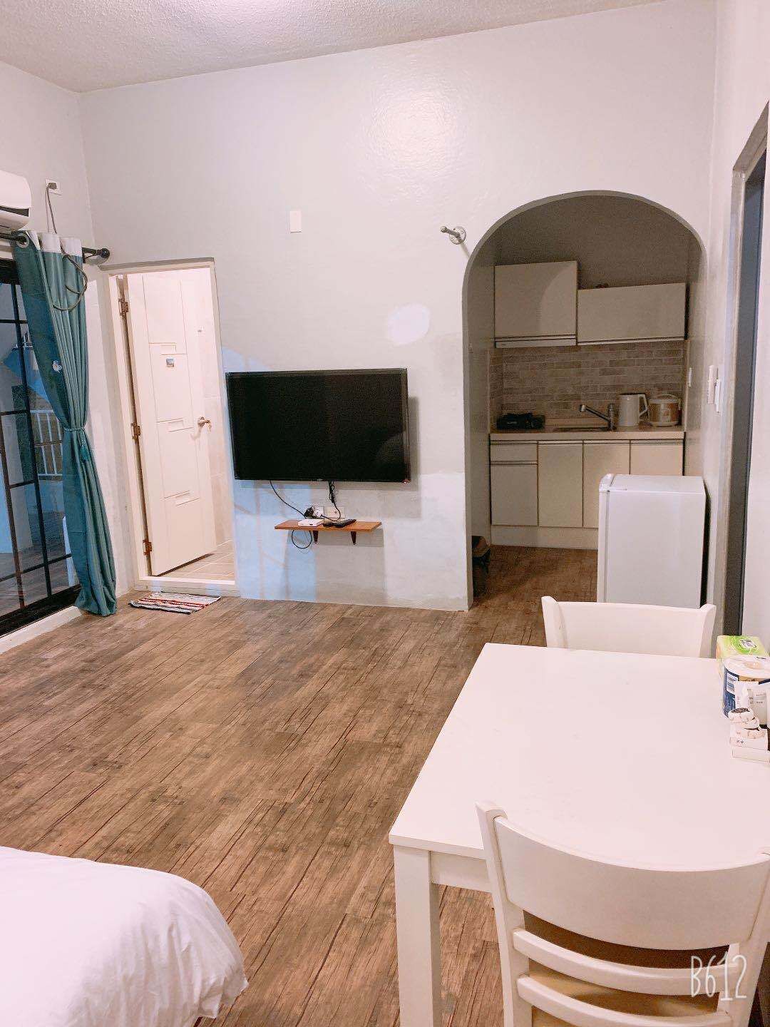 Double Room | Living area | 50-inch LED TV with satellite channels, TV