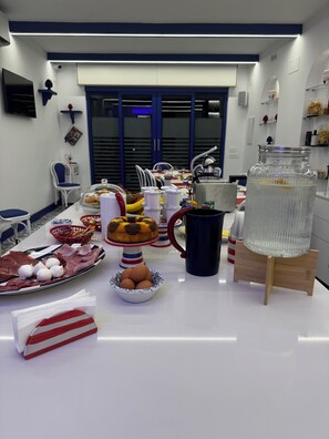 Tägliches Frühstücksbuffet gegen Gebühr