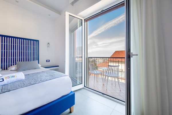 Camera Blu | Hypo-allergenic bedding, minibar, in-room safe, desk
