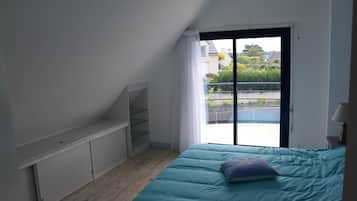 4 habitaciones, tabla de planchar con plancha, wifi y ropa de cama