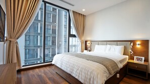 3 bedrooms, in-room safe, WiFi, bed sheets