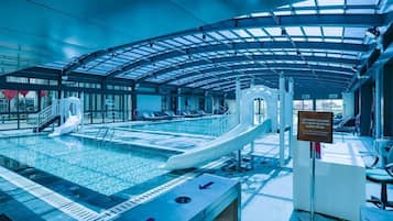 Kolam renang indoor dan sebuah kolam renang air hangat