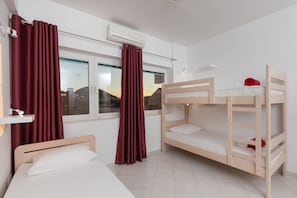 Dormitório compartilhado, em dormitório misto, banheiro compartilhado (5 beds) | Cortinas blackout, ferros/tábuas de passar roupa, Wi-Fi de cortesia