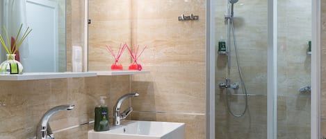 Douche, serviettes fournies