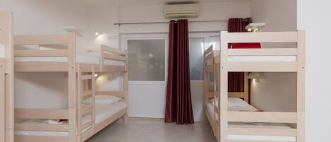 Felles sovesal, for menn og kvinner, privat bad (10 beds) | Blendingsgardiner, strykejern/-brett, wi-fi (inkludert) og sengetøy