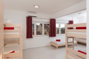 Felles sovesal, for menn og kvinner, delt bad (7 beds) | Blendingsgardiner, strykejern/-brett, wi-fi (inkludert) og sengetøy