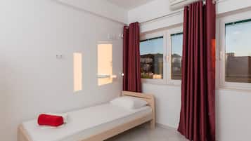 Dormitorio compartido, dormitorio mixto, baño compartido (5 beds) | Cortinas blackout, tabla de planchar con plancha y wifi gratis