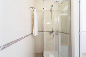 Dusche, Haartrockner, Handtücher
