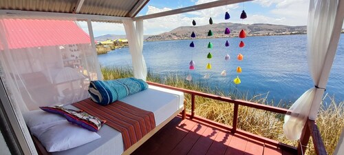 UROS AMARU MARKA FLOATING EXPERIENCE family room