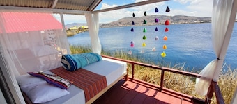 UROS AMARU MARKA FLOATING EXPERIENCE family room