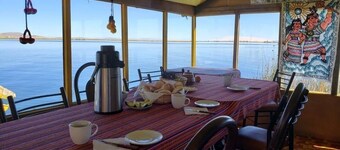 UROS AMARU MARKA FLYTANDE erfarenhet familjerum