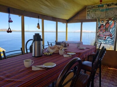 UROS AMARU MARKA FLOATING EXPERIENCE family room