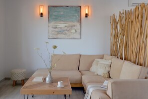 Flat-screen TV - Mythology Naxos Villas & Suites (Naxos)
