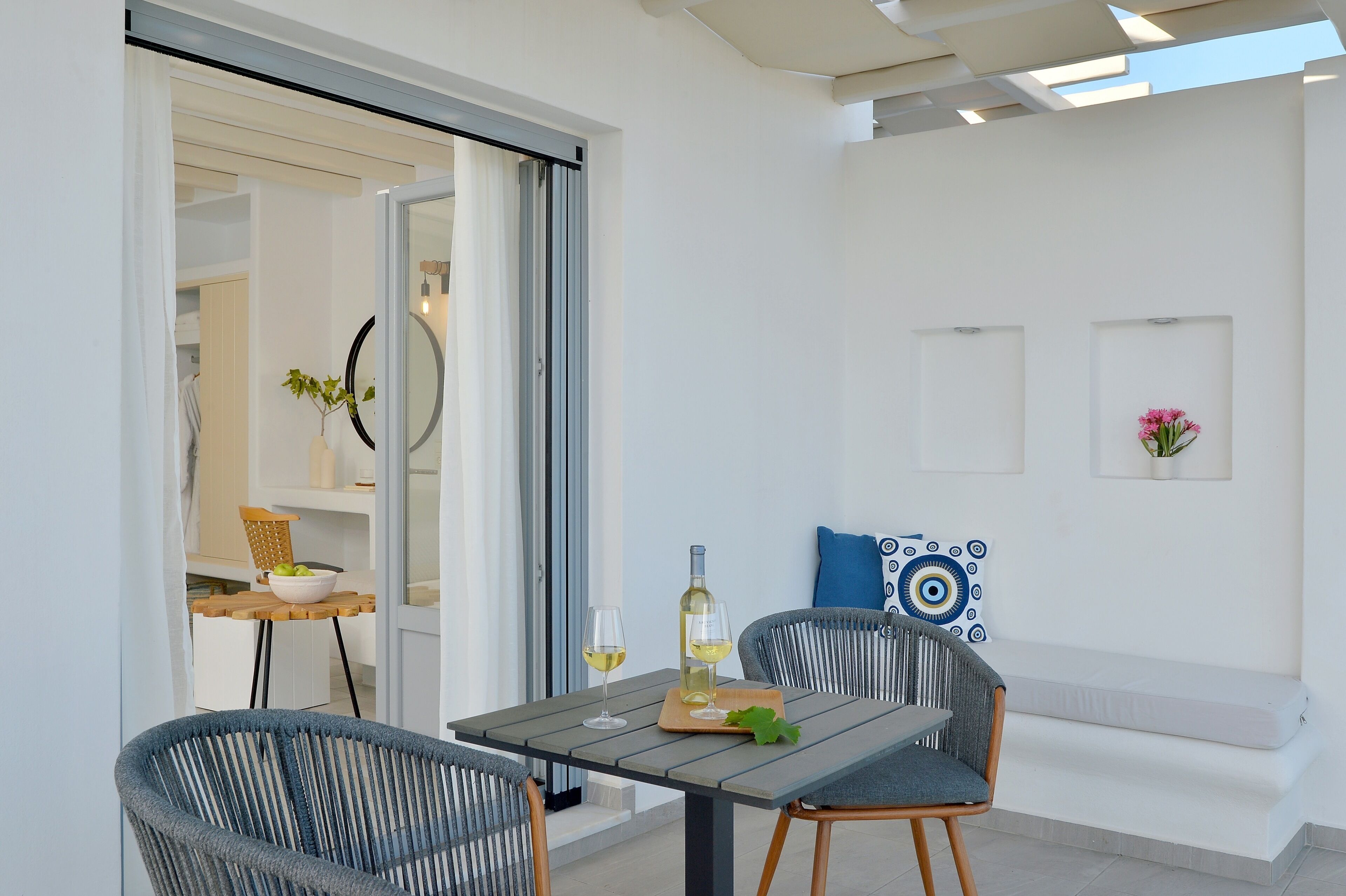 Grand suite, privézwembad, uitzicht op zee (For 3) | Een kluis op de kamer, een bureau, een strijkplank/strijkijzer