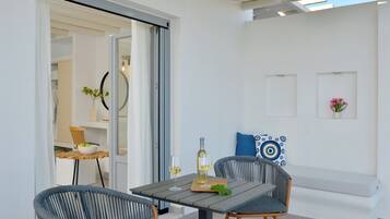 Grand suite, privézwembad, uitzicht op zee (For 3) | Een kluis op de kamer, een bureau, een strijkplank/strijkijzer